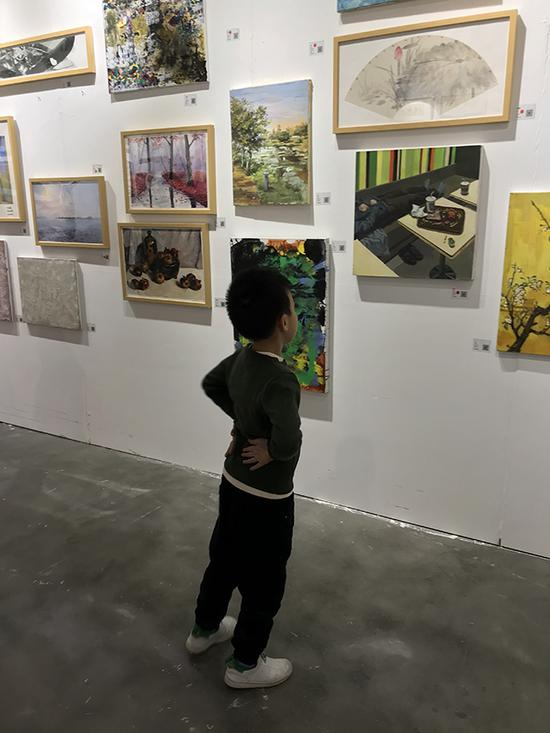 小朋友一眼就选中了一幅如意菩萨画像——