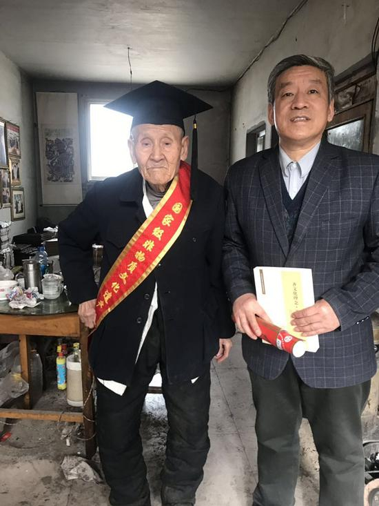 九十三岁的杨洛书（左）