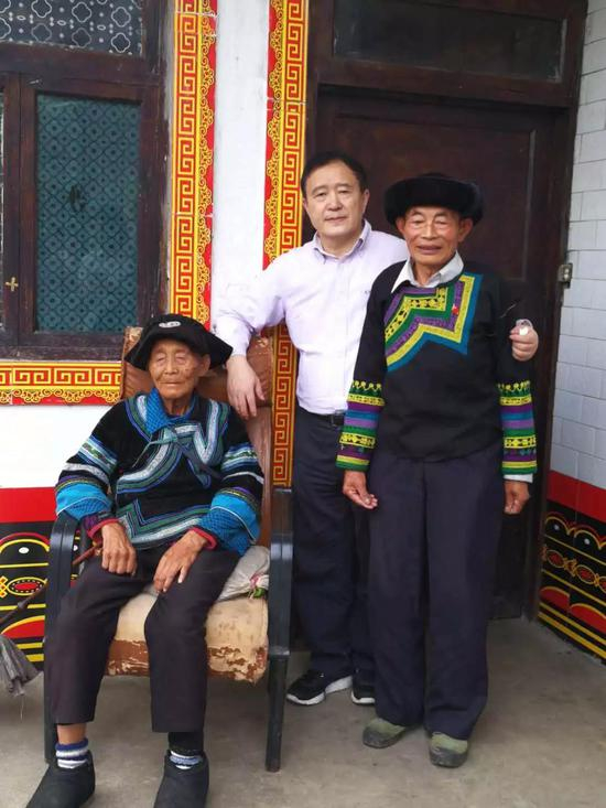 一山与彝族村民合影