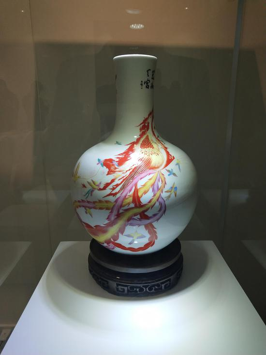中国太空·珐琅彩凤舞龙腾天球瓶