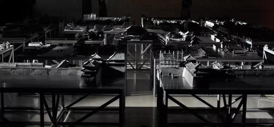 《大紫禁城》白铜+白钢底座，817.8×662.4×87.5cm（分割前），2011-2012