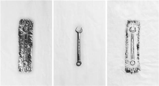 傅中望 &nbsp;遗存墨迹1 &nbsp;现成品、铝板、宣纸、墨汁 &nbsp;54cmX98cm &nbsp;2018