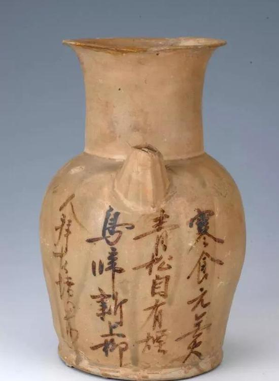寒食元无火，轻松自有烟。鸟啼新上柳，人拜古坟前。