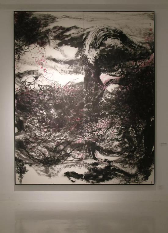 高山桃林发忧思 纸本水墨 290.8×360cm 2018