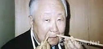 用筷子扮“鲶鱼”的启功