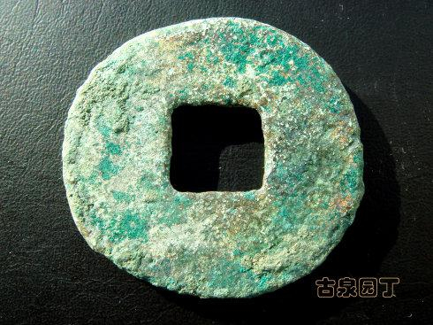 这一枚，重量18克。直径35毫米。