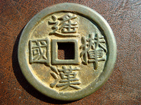 直径43毫米，厚度3.6毫米。这枚钱币的手工雕琢痕迹明显。