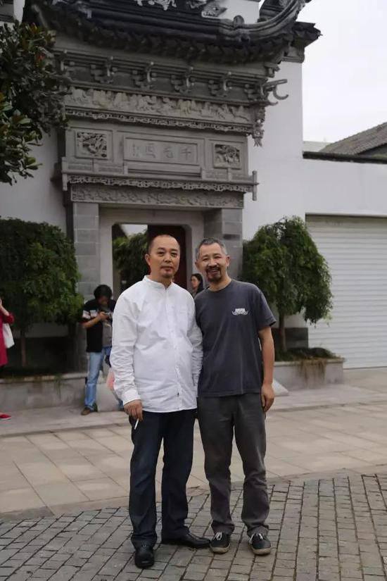 中国原生艺术奠基人郭海平与张天志在其工作室前合影