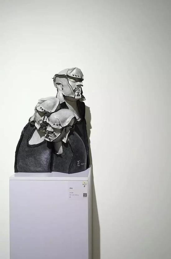 《无题》2018年 60x30x40 牛皮、综合材质