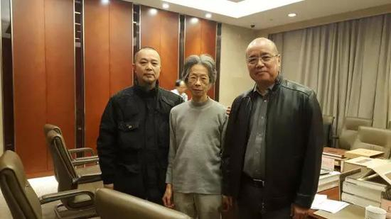 张天志与著名书画家卢辅圣、著名书籍设计师袁银昌共同担任华东地区书籍设计展评委