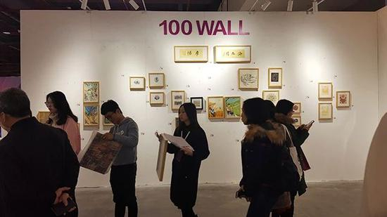 工作人员不得不继续从仓库取画过来补上，但往往新画刚挂上就又被客人抢走——