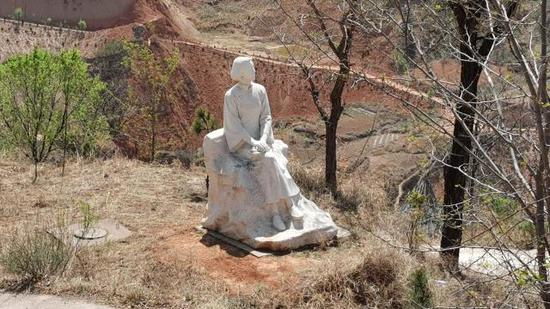 村西头有一座汉白玉女性雕像，叫“村庄母亲”。新京报记者 王巍 摄