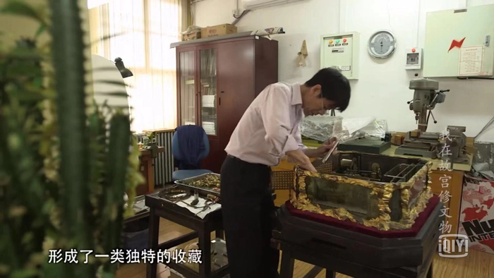 《我在故宫修文物》中王津修理钟表的片段
