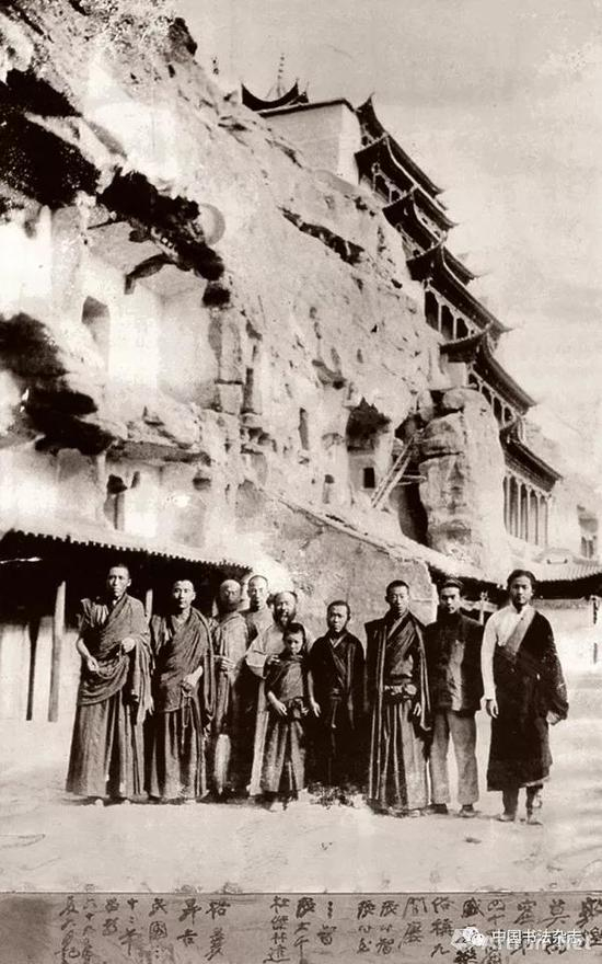 1943年，张大千与藏传佛教寺院僧人等摄于敦煌莫高窟&nbsp; 罗伦建藏