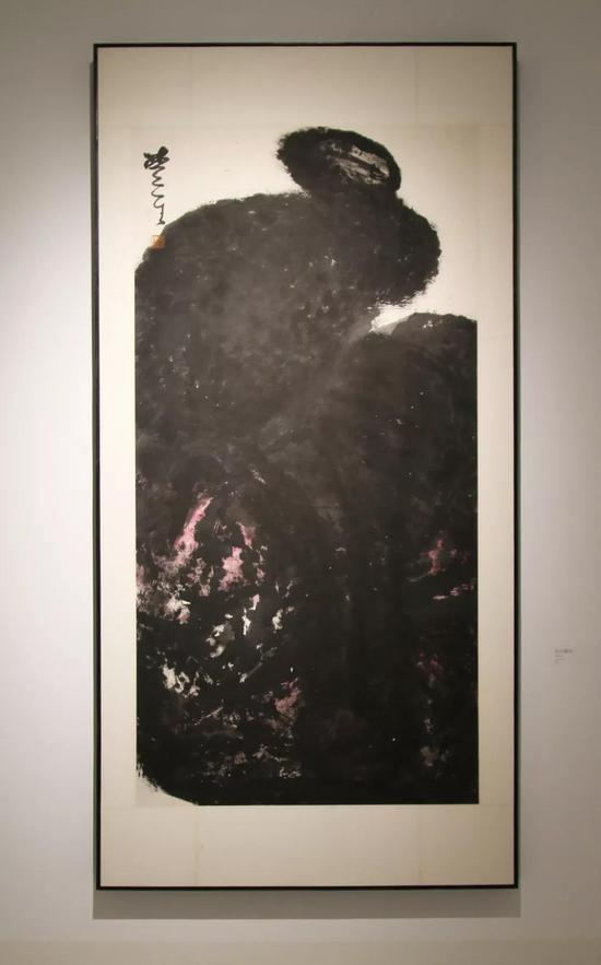 壮石雄鸟 纸本水墨 123×246.1cm 2001