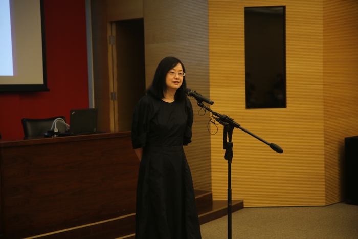  广西师范大学出版社集团有限公司副总编、美术分社社长冯波女士为《我读齐白石》做新书发布
