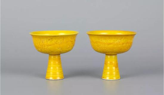 明弘治黄釉暗刻纹高足碗