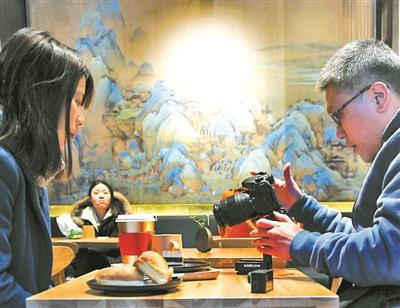 图为不少顾客来店里拍照。