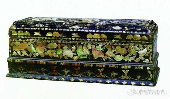 现藏江苏省苏州博物馆，属于厚螺钿的漆器作品