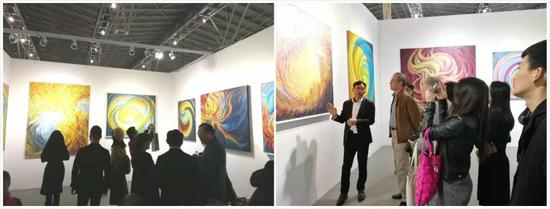 左图为展览现场；右图为经纪人Victor为观众现场讲解