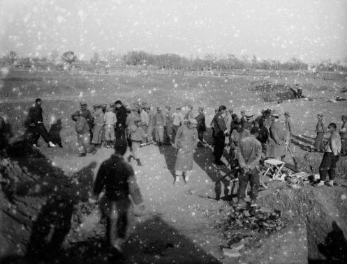 民国十八年十月二十六日，殷墟第三次发掘，学生参观