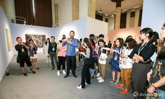 北京当代·艺术展艺术总监鲍栋进行导览 图片 北京当代