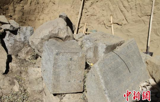图为嘎尔琼拉康石碑碑身碎块　赵朗　摄