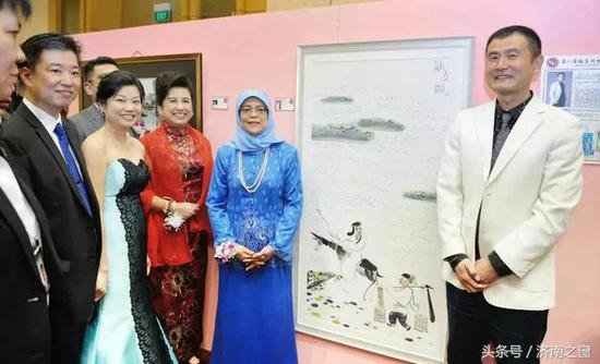 画家张立向新加坡总统哈莉玛，详细介绍了其绘画艺术作品并合影留念