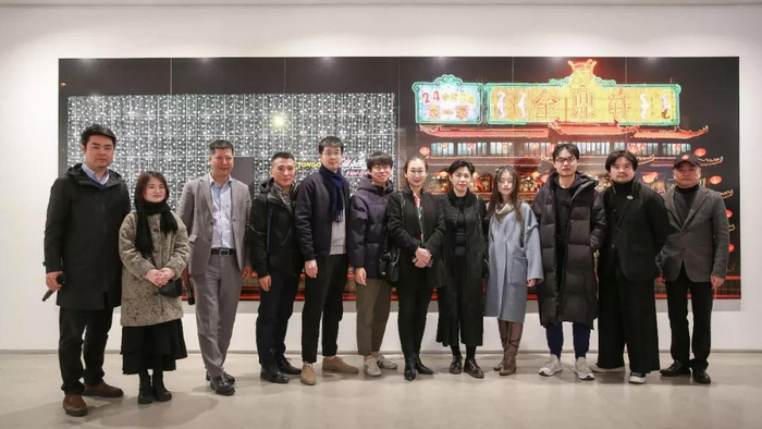 　　策展人王彬章、艺术家车快、陈敏凯、方寸、侯帅、卢杉、蒲玉轻、邵巍、张小迪，温州摄影家协会主席金培林、副主席兼秘书长朱永春，年代美术馆馆长罗静方、执行馆长康文峰开幕合影。