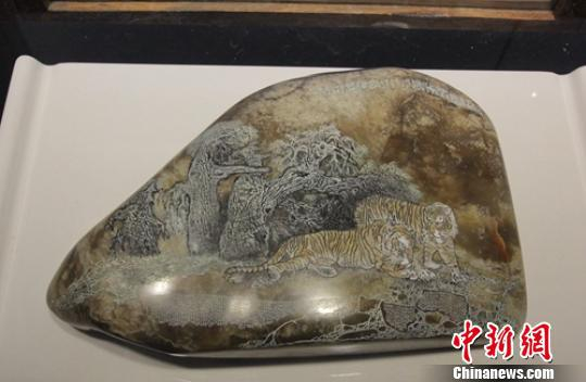 微雕作品山水画惟妙惟肖 陶拴科 摄