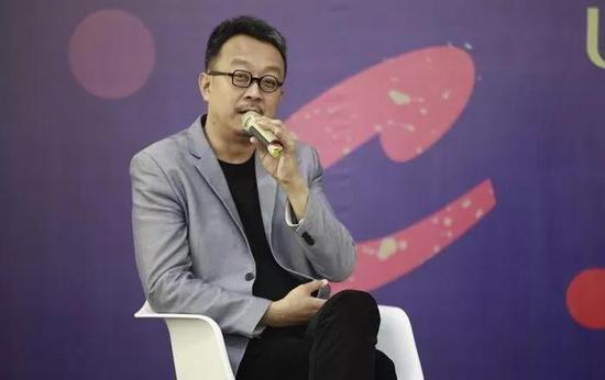 策展人、独角兽艺博会艺术总监梁克刚主持闭幕式