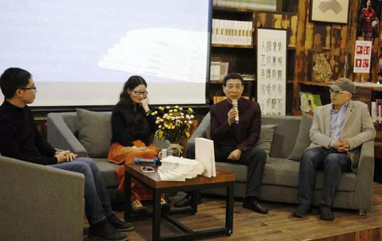 香港国际佛教文化研究会会长、国家教育部文物修复教学专指委专家、非遗研究专家蔡琨先生（右2），新浪当代艺术频道总监、艺评人陈晓峰先生（右1）
