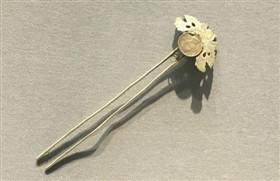 人们的衣服、头饰上也有使用银元进行装饰