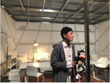 陈冠希限时3天行为艺术《我拉和吃都在这儿》。图片：王艺迪