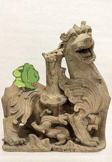 这只蛙崽有不少朋友陪伴，你看一只大辟邪、一只小辟邪，陪它走天涯。