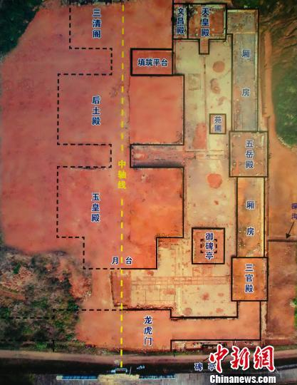 图为航拍“道教祖庭”江西龙虎山大上清宫遗址：遵照中轴线对称布局原则，大上清宫的主体建筑龙虎门、玉皇殿、后土殿、三清阁遗存依山势自南向北依次排列。（翻拍图片） 王剑 摄