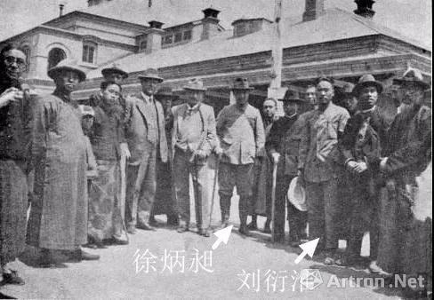 西北科学考察团在北平西直门火车站出发时部分团员合影