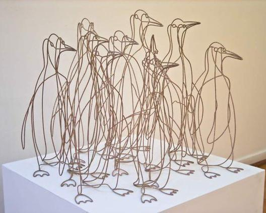 观赏雕塑艺术——铁丝编织的企鹅