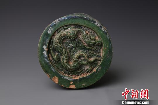 江西龙虎山大上清宫遗址出土文物“绿琉璃龙纹瓦当” 。（江西省文物考古研究院供图）