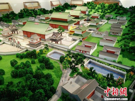 图为“道教祖庭”江西龙虎山大上清宫复原沙盘：遵照中轴线对称布局原则，大上清宫的主体建筑龙虎门、玉皇殿、后土殿、三清阁遗存依山势自南向北依次排列。1月21日摄。　王剑 摄