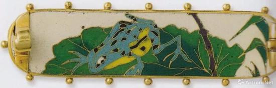　　Alexis Falize / Antoine Tard， Brooch， 1869，cloisonné enamel on gold， l。 4.8cm， Collection Polak， Courtesy of Wartski， p.142