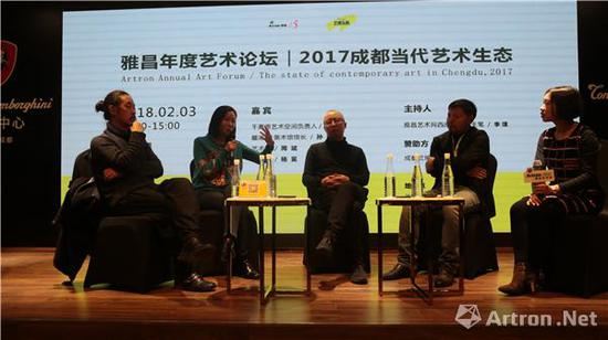 　　雅昌年度艺术论坛“2017成都艺术生态”现场，左起：艺术家周斌，麓湖·A4美术馆馆长孙莉，千高原艺术空间创始人、艺术总监刘杰，艺术家杨冕
