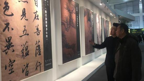 图为：关东华先生参观2017北京保利秋拍预展作品