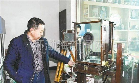 图为窄仕宏和他收藏的上世纪50年代的镜箱照相机。
