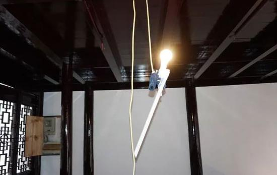 手套直接搭载大功率照明灯具上
