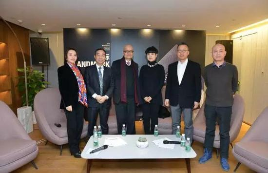 　　新闻发布会现场嘉宾合影（从左至右）：”地标“展项目负责人张丹、嘉德投资董事总裁兼CEO、嘉德艺术中心总经理寇勤、策展人郑胜天、艺术家喻红、艺术家张健君、艺术家刘建华