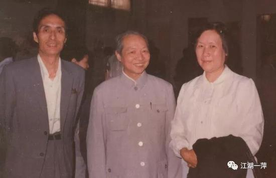 彭友善与师母徐悲鸿夫人廖静文，左为刘伯舒
