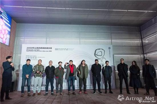 　　“回路——2000年以来的西南影像实验”11位参展艺术家张克纯、冯立、木格、李俊、骆丹、阿斗、张晓、黎晨驰、黎朗、陈萧伊、张晋（从左至右）亮相
