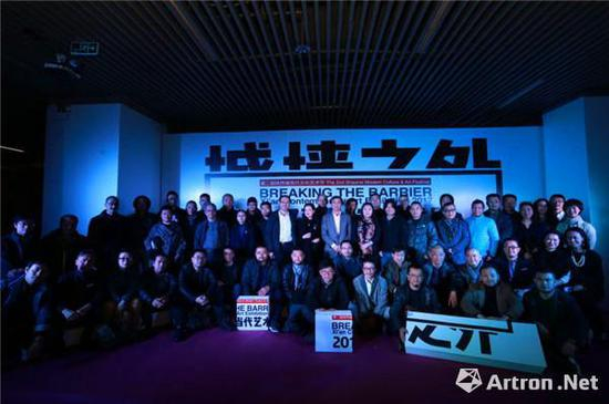 　　2017西安当代艺术最有影响展览《城墙之外》开幕现场，十位参展艺术家代表推倒“城墙”，寓意开启西安当代艺术原点