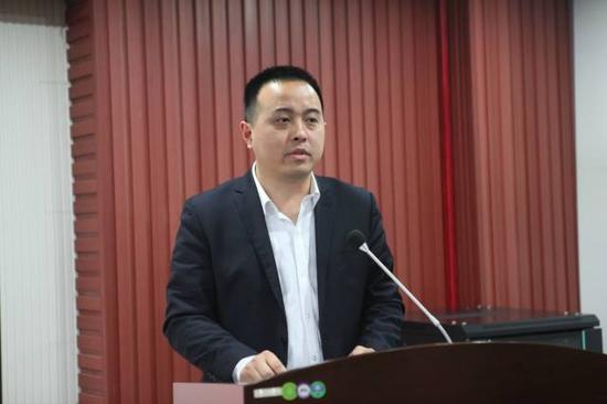 湖北华中文化产权交易所代表&nbsp;胡中伟
